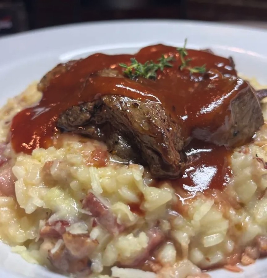 Costela sobre risoto com calda