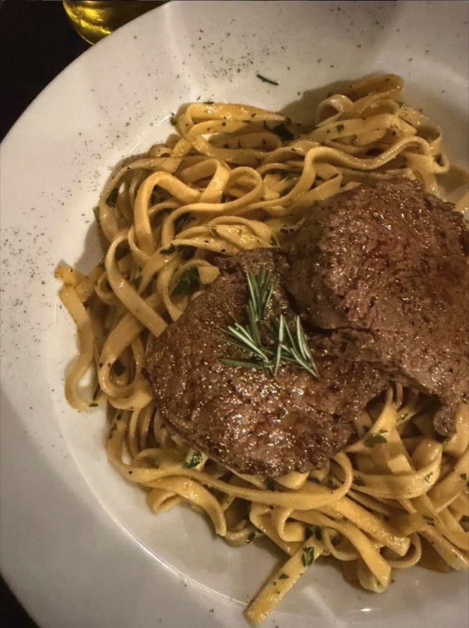 Talharim com escalope de filé mignon e alecrim