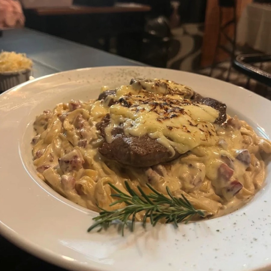 Talharim ao creme de gorgonzola com escalope de filé