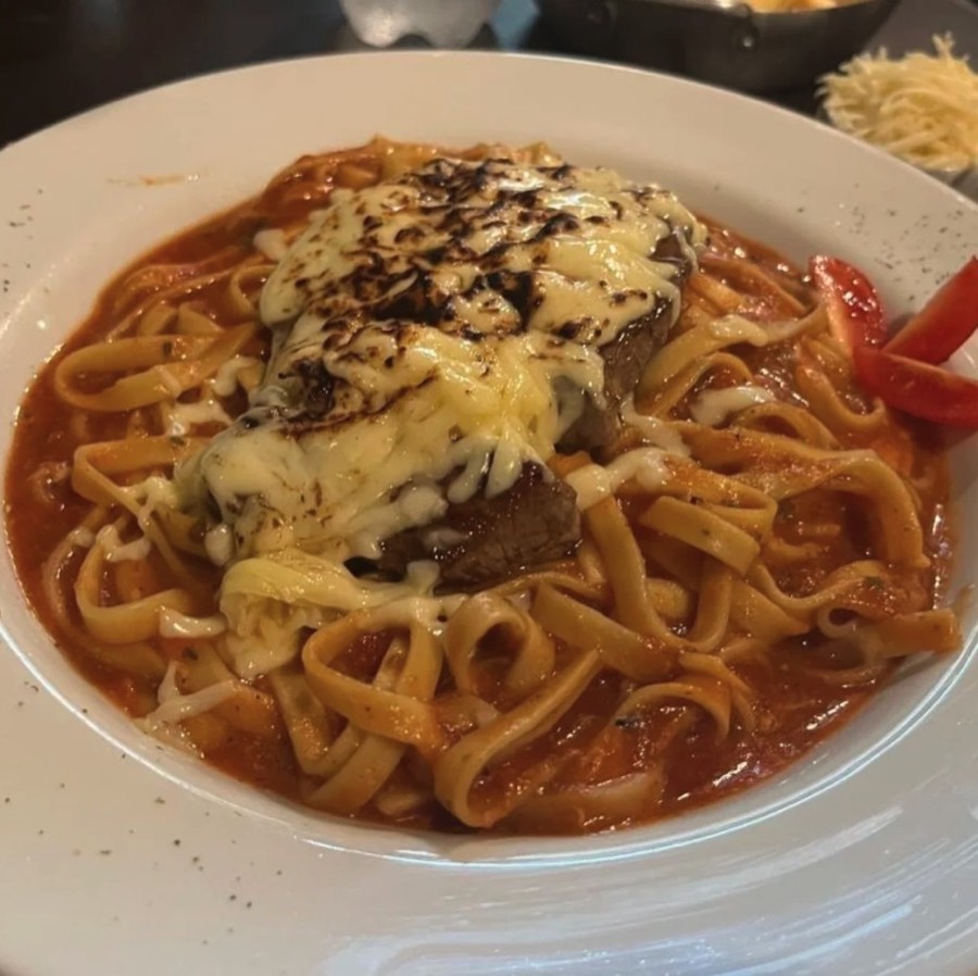 Talharim ao pomodoro com escalope de filé maçaricado