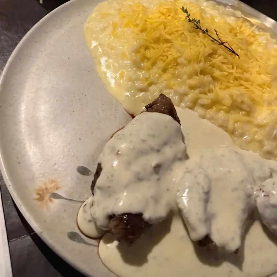 Risoto com filé mignon fatiado e molho